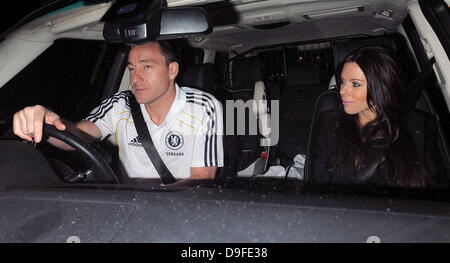 FC Chelsea-Spieler John Terry verlassen Stamford Bridge mit seiner Frau Toni Terry, Teil der Seite, die Manchester United 2: 1 zu schlagen gewesen. London, England - 01.03.11 Stockfoto