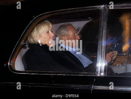 Michael Winner und Gast der Zauberer von Oz "Nacht im Palladium Theatre - Abflüge London, England - 01.03.11 statt Drücken Stockfoto