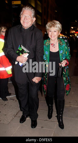 Gloria Hunniford und Gast der Zauberer von Oz "Nacht im Palladium Theatre - Abflüge London, England - 01.03.11 statt Drücken Stockfoto