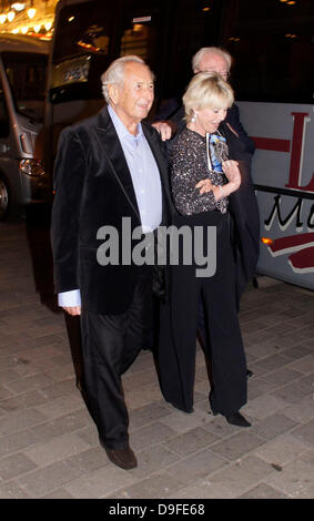 Michael Winner und Gast der Zauberer von Oz "Nacht im Palladium Theatre - Abflüge London, England - 01.03.11 statt Drücken Stockfoto