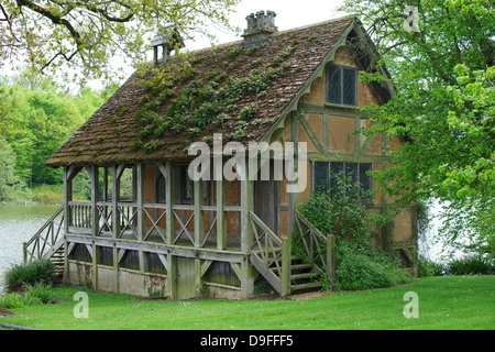 BOOTFAHREN LODGE AUF DEM GROßEN SEE ENTWORFEN VON CAPABILITY BROWN IN GÄRTEN BOWOOD HOUSE WILTSHIRE Stockfoto