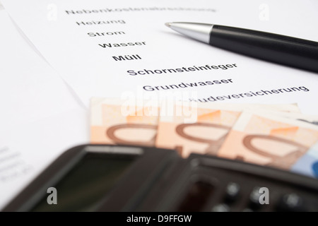 Kosten Abrechnung mit Kugelschreiber und Taschenrechner laden Siedlung mit Stift und Taschenrechner Stockfoto