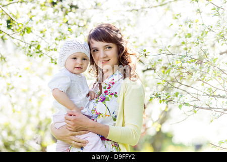 Porträt von Mutter und Baby Mädchen im freien Stockfoto