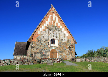 Die St Olafs Church in Tyrvaa, Finnland ist eine späte mittelalterliche Steinkirche in natürlicher Umgebung. Es wurde wahrscheinlich im Jahre 1510-1516 errichtet. Stockfoto