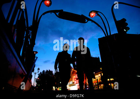 U-Bahn Eingang, Montmartre, Moulin Rouge im Hintergrund, Paris, Frankreich Stockfoto