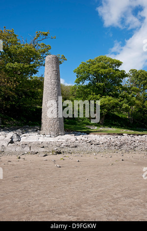 Chimney in der ehemaligen Schmelzerei in der Nähe von Jenny Browns Point im Sommer Silverdale Morecambe Bay Lancashire England Großbritannien Stockfoto