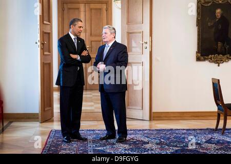 Berlin, Deutschland. 19. Juni 2013. HANDOUT - US Präsident Barack Obama (L) plaudert mit German President Joachim Gauck (R) in Schloss Bellevue Präsidentenpalast in Berlin, Deutschland, 19. Juni 2013, zu Beginn ihres Treffens. Präsident Obama kam mit seiner Familie in Berlin am 18. Juni für seinen ersten Besuch in die deutsche Hauptstadt als Präsident. Foto: Jesco Denzel/Bundespresseamt/Dpa/Alamy Live News Stockfoto