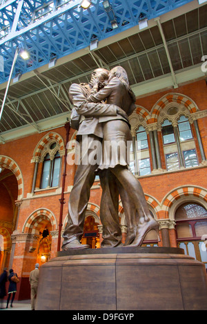 Der Treffpunkt Bronzestatue, Bahnhof St. Pancras, London, England, UK Stockfoto