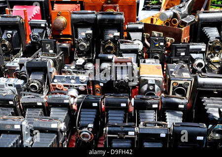 Klassische analoge Kameras auf Anzeige, Poertobello Road Market, London Stockfoto