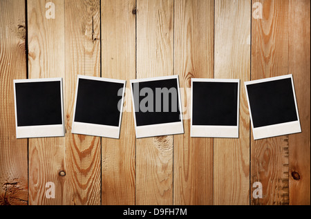 Alte Fotos auf einem hölzernen Hintergrund, Freiraum für 5-Buchstaben-Wort oder Foto Stockfoto