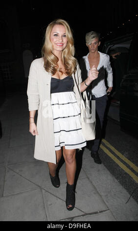 Sam Faiers Persönlichkeiten aus "der einzige Weg ist Essex" verlassen der Piste Club London, England - 02.03.11 Stockfoto