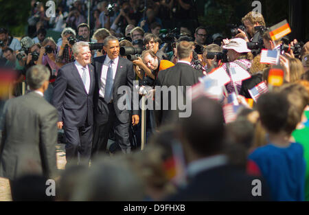 Berlin, Deutschland. 19. Juni 2013. US-Präsident Barack Obama (2 L) und deutscher Präsident Joachim Gauck (L) Pose für Fotografen während des Empfangs von Bundespräsident Gauck im Schloss Bellevue in Berlin, Deutschland, 19. Juni 2013. Foto: Hannibal/Dpa/Alamy Live News Stockfoto