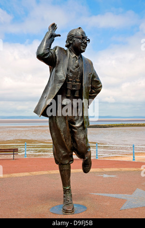 Bronzestatue von Eric Morecambe Entertainer Komiker am Meer Morecambe Bay Lancashire England GB Großbritannien Vereinigtes Königreich Stockfoto