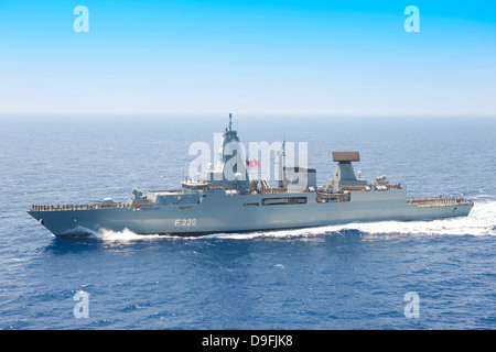 Deutsche Marine-Fregatte, die FGS Hamburg rendert ehrt auf dem Flugzeugträger USS Dwight D. Eisenhower als es neben 15. Juni 2013 beim Betrieb im Mittelmeer dampft. Stockfoto