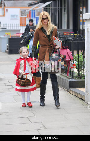 Claudia Schiffer ihre Tochter Clementine Abwurf an der Schule in London, England - 04.03.11 Stockfoto