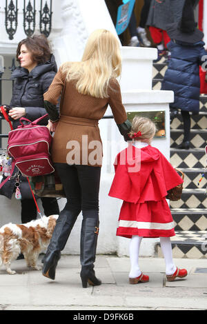 Claudia Schiffer ihre Tochter Clementine Abwurf an der Schule in London, England - 04.03.11 Stockfoto