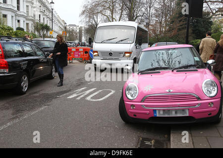 Trinny Woodall verursacht Reisechaos, wenn sie auf eine doppelte gelbe Linie geparkt, als sie ihre Tochter in der Schule abgesetzt. Der TV-Star blockiert andere Autos und Busse, zwingen, ihre Freundin, London, England - 04.03.11 den entgegenkommenden Verkehr zu lenken Stockfoto