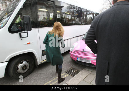 Trinny Woodall verursacht Reisechaos, wenn sie auf eine doppelte gelbe Linie geparkt, als sie ihre Tochter in der Schule abgesetzt. Der TV-Star blockiert andere Autos und Busse, zwingen, ihre Freundin, London, England - 04.03.11 den entgegenkommenden Verkehr zu lenken Stockfoto