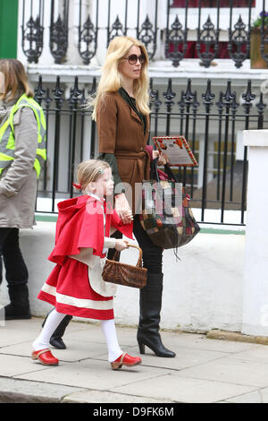 Claudia Schiffer ihre Tochter Clementine Abwurf an der Schule in London, England - 04.03.11 Stockfoto