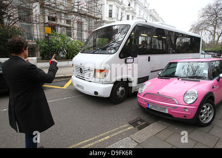 Trinny Woodall verursacht Reisechaos, wenn sie auf eine doppelte gelbe Linie geparkt, als sie ihre Tochter in der Schule abgesetzt. Der TV-Star blockiert andere Autos und Busse, zwingen, ihre Freundin, London, England - 04.03.11 den entgegenkommenden Verkehr zu lenken Stockfoto