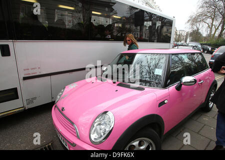 Trinny Woodall verursacht Reisechaos, wenn sie auf eine doppelte gelbe Linie geparkt, als sie ihre Tochter in der Schule abgesetzt. Der TV-Star blockiert andere Autos und Busse, zwingen, ihre Freundin, London, England - 04.03.11 den entgegenkommenden Verkehr zu lenken Stockfoto