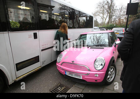 Trinny Woodall verursacht Reisechaos, wenn sie auf eine doppelte gelbe Linie geparkt, als sie ihre Tochter in der Schule abgesetzt. Der TV-Star blockiert andere Autos und Busse, zwingen, ihre Freundin, London, England - 04.03.11 den entgegenkommenden Verkehr zu lenken Stockfoto