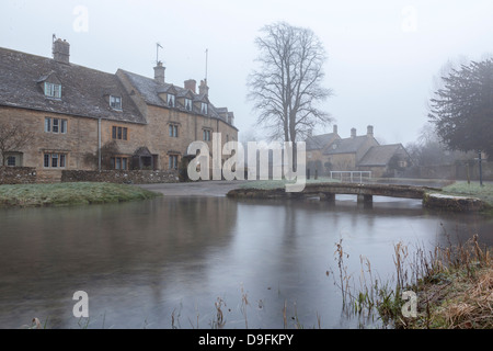 Senken Sie ein Morgen Nebel und frostigen Winter Schlachtung, Cotswolds, Gloucestershire, England, UK Stockfoto