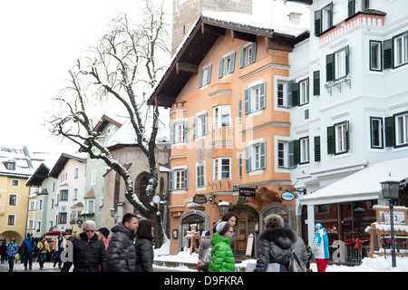 Die Haupteinkaufsstraße in das Skigebiet von Kitzbühel, Österreich Stockfoto
