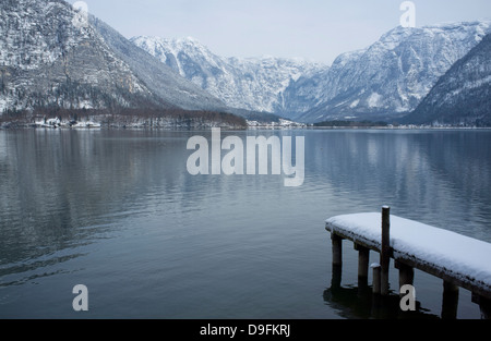 Eine schneebedeckte Dock und die umliegenden Berge am Halstatter See, Österreich Stockfoto