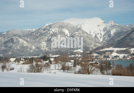 Ein Blick auf schneebedeckte Berge rund um St. Wolfgangsee in der Nähe von St. Wolfgang, Österreich Stockfoto