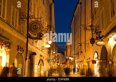 Traditionelle hängen Schilder entlang Getreidegasser, der Haupteinkaufsstraße in der Altstadt, Salzburg, Österreich Stockfoto