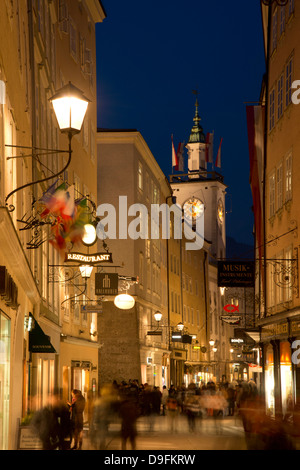 Traditionelle hängen Schilder entlang Getreidegasser, der Haupteinkaufsstraße in der Altstadt, Salzburg, Österreich Stockfoto