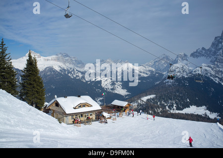 Bergrestaurant am Skigebiet Civetta in den Dolomiten, Südtirol, Italien Stockfoto