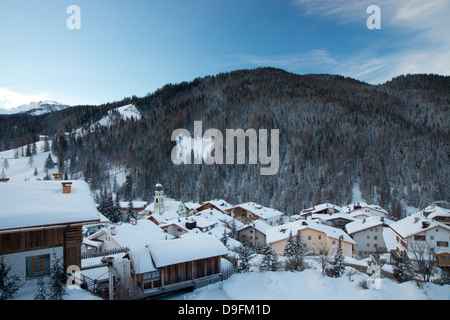 Ein morgendlichen Blick auf Schnee bedeckt Dächer in San Cassiano nahe dem Skigebiet Alta Badia, Dolomiten, Südtirol, Italien Stockfoto