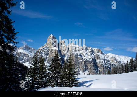 Sassongher Berg gesehen vom Schnee bedeckt, Skigebiet Alta Badia in der Nähe von Corvara in den Dolomiten, Südtirol, Italien Stockfoto