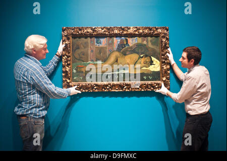 London, UK. 19. Juni 2013. Graeme Barraclough. Leitender Restaurator (L) und ein Kunst-Techniker namens Jack (R) arbeiten auf einer Leinwand mit dem Titel "Nimmermehr 1897" von Paul Gauguin Credit: Piero Cruciatti/Alamy Live News Stockfoto