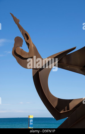 Athletische Metallskulptur von Alfredo Lanz auf der Promenade am Barceloneta, Barcelona, Katalonien, Spanien Stockfoto