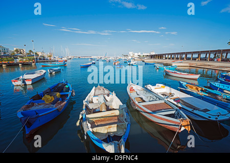 Hafen direkt am Meer, Bari, Apulien, Italien Stockfoto