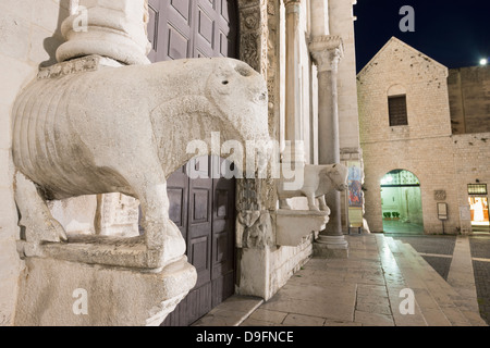 Skulpturen an der Basilika San Nicola, Bari, Apulien, Italien Stockfoto