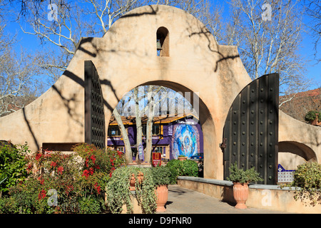 Tor zum Dorf Tlaquepaque, Sedona, Arizona, USA Stockfoto