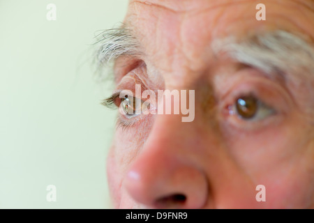 Nachdenklicher Blick Art alte Mann Herr Blick in die Ferne mit Nahaufnahme Details zu Gesicht Augen Gesichtszüge Stockfoto