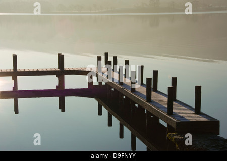 Boot, landet auf dem Morgengrauen, Lake Ullswater, Nationalpark Lake District, Cumbria, England, UK Stockfoto