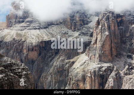 Wolke auf dem dramatischen Sass Pordoi-Berg in den Dolomiten in der Nähe von Canazei, Trentino-Alto Adige, Italien Stockfoto