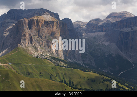 Der dramatische Sass Pordoi-Berg in den Dolomiten in der Nähe von Canazei, Trentino-Alto Adige, Italien Stockfoto