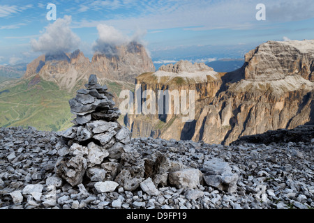 Stein-Cairn auf Sass Pordoi Berg in den Dolomiten mit Langkofel Berge in der Ferne, Trentino-Alto Adige, Italien Stockfoto