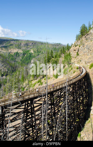 Radfahren die alte Eisenbahn-Böcke in Myra Canyon, Kelowna, British Columbia, Kanada Stockfoto