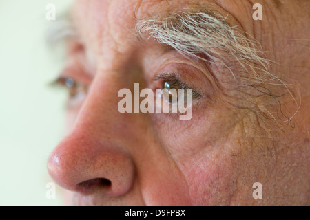 Nachdenklicher Blick Art alte Mann Herr Blick in die Ferne mit Nahaufnahme Details zu Gesicht Augen Gesichtszüge Stockfoto