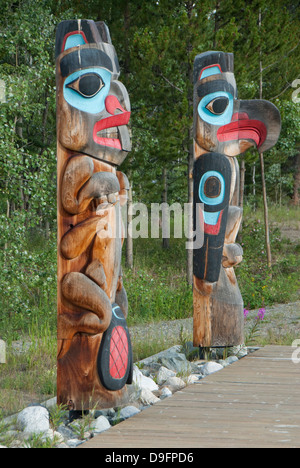 Totempfähle mit Biber Bild auf der linken und Adler Bild auf der rechten Seite, Tlingit Heritage Center, Teslin, Yukon, Kanada Stockfoto