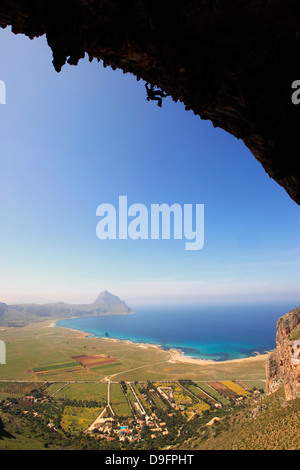 Ein Bergsteiger skaliert Klippen in der Nähe von San Vito Lo Capo, Nordwesten Sizilien, Italien Stockfoto