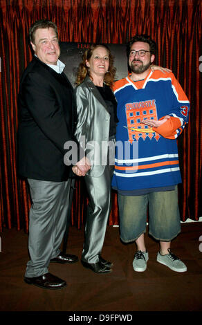 John Goodman, Melissa Leo und Regisseur Kevin Smith The New York-Premiere von "Red State" in Radio City Music Hall - Ankunft New York City, USA - 05.03.11 Stockfoto